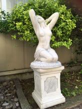 Femme nue à genoux - sur socle - pierre - 100 cm - blanc